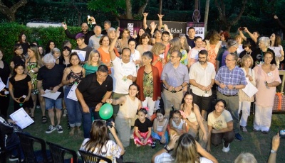 Entrega certificado de la Universidad Popular en Villa Giardino