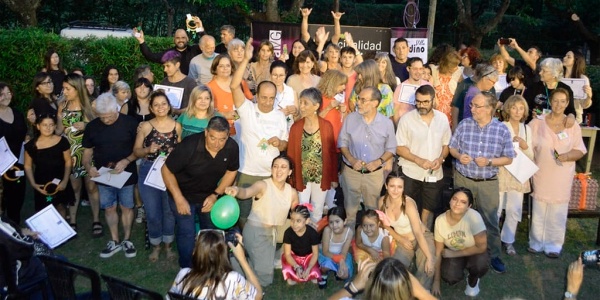 Entrega certificado de la Universidad Popular en Villa Giardino