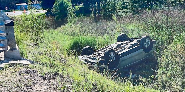 Autovía Punilla: Una familia volcó tras perder el control de su vehículo