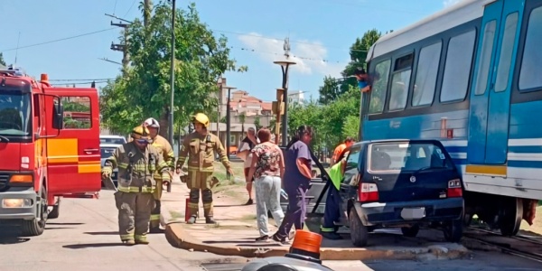 Conductora cruza las vías y choca contra el Tren en La Falda 