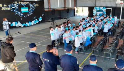 Alumnos de la Escuela Bernardino Rivadavia prometieron lealtad a la Bandera en Huerta Grande