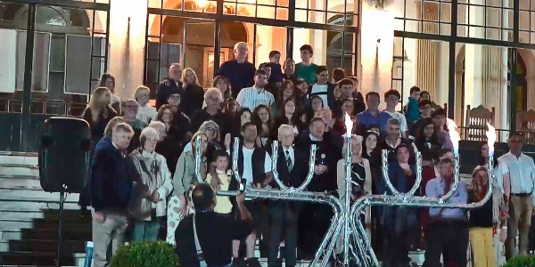 La ceremonia de Janucá se celebró en las escalinata del Hotel Edén