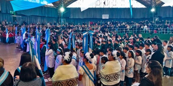 Alumnos de cuarto grado de La Falda realizaron su Promesa de Lealtad a la Bandera 
