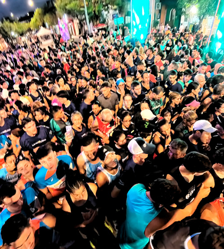 La Nocturna de La Falda desafió al clima y convocó a más de 700 corredores.