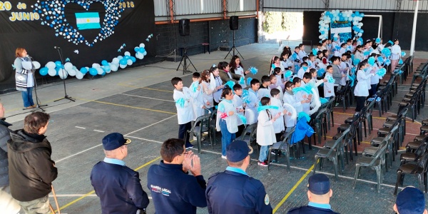Alumnos de la Escuela Bernardino Rivadavia prometieron lealtad a la Bandera en Huerta Grande