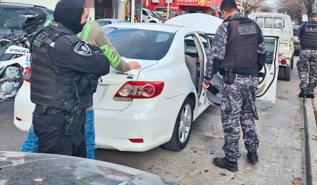 Cayeron dos delincuentes que robaban con inhibidores en La Falda