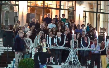 La ceremonia de Janucá se celebró en las escalinata del Hotel Edén