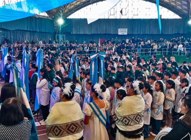 Alumnos de cuarto grado de La Falda realizaron su Promesa de Lealtad a la Bandera 