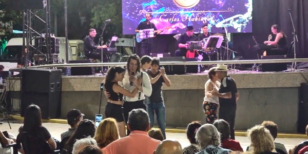 Carlos Habiague deslumbró en La Falda bajo las estrellas