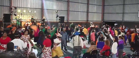 Multitud de bailarines en la peña Vigilia de Zamba