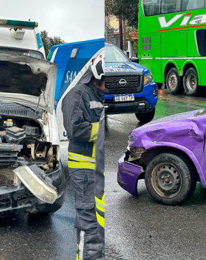 Valle Hermoso: ambulancia habría cruzado en rojo y embistió a un auto
