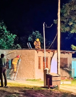 Bomberos faldense asisten a familia que se le volaba el techo por fuertes ráfagas