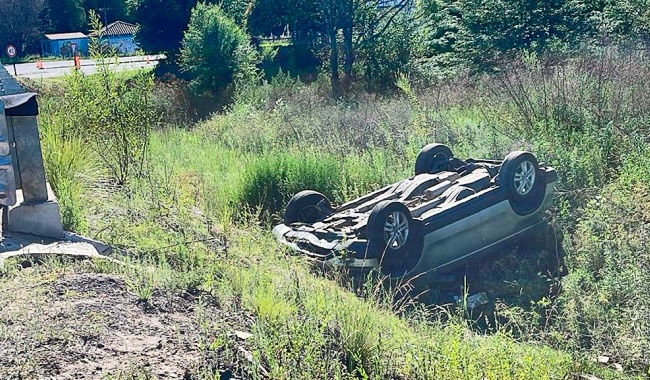 Autovía Punilla: Una familia volcó tras perder el control de su vehículo