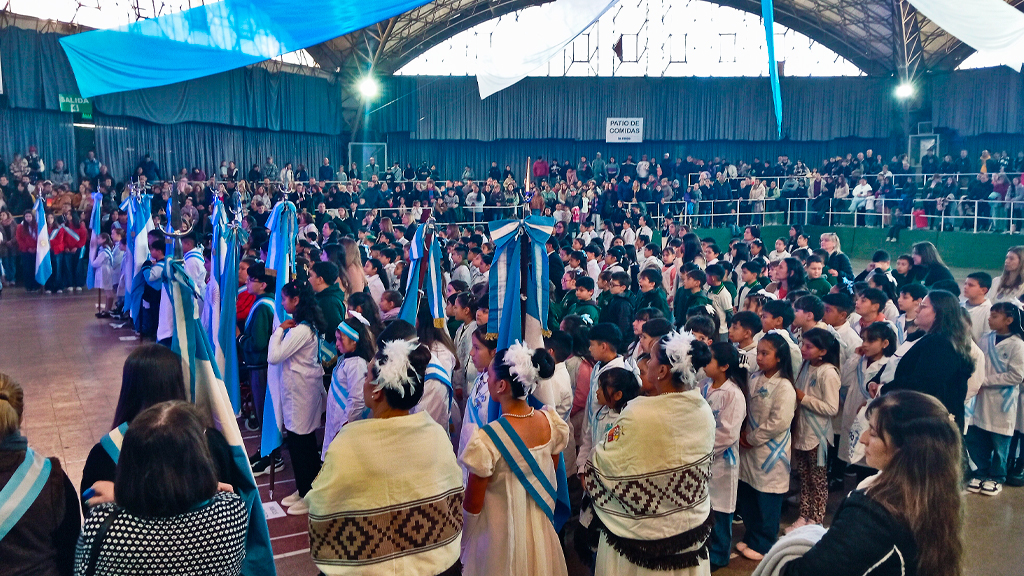 Alumnos de cuarto grado de La Falda realizaron su Promesa de Lealtad a la Bandera 