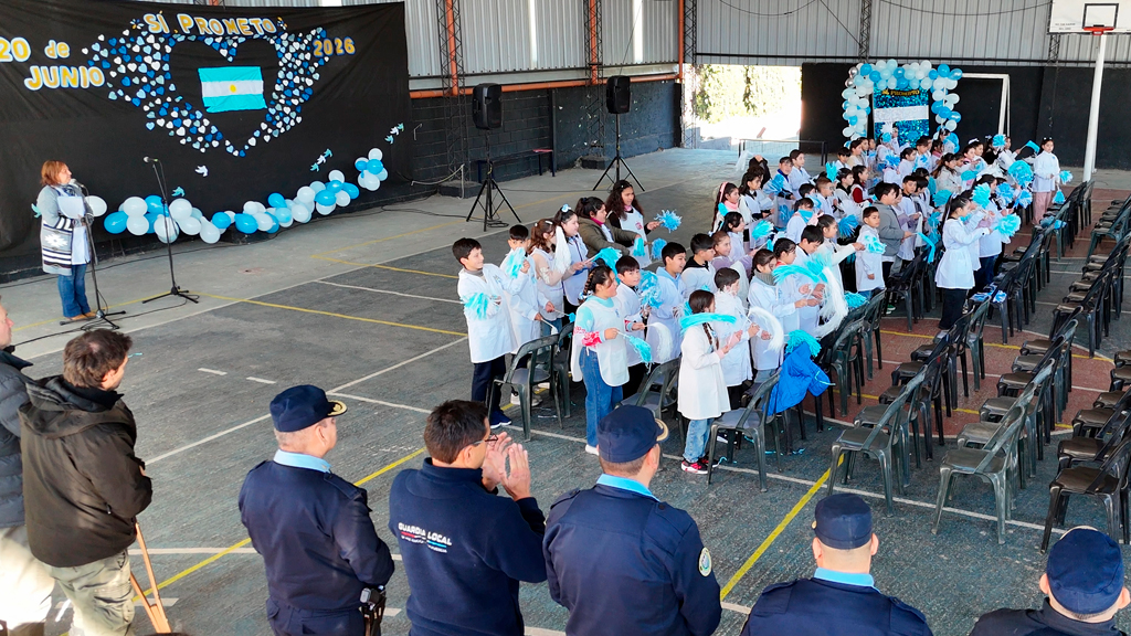 Alumnos de la Escuela Bernardino Rivadavia prometieron lealtad a la Bandera en Huerta Grande
