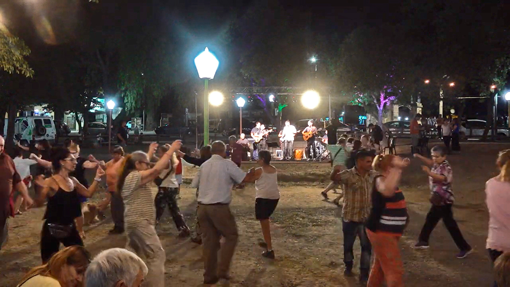 Música en el Descanso: El Embrujo puso el ritmo a la noche