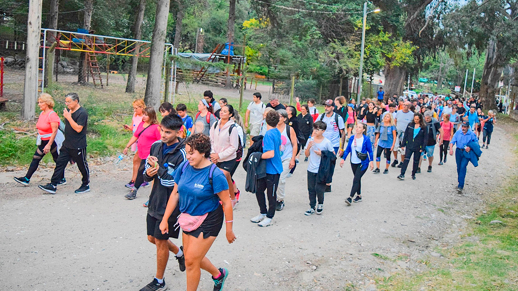 Turistas y vecinos disfrutaron de la caminata de Las Luciernagas 2025