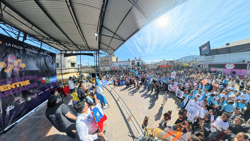 Entredanzados: El colorido de las delegaciones latinoamericanas desfiló por la Av. Edén