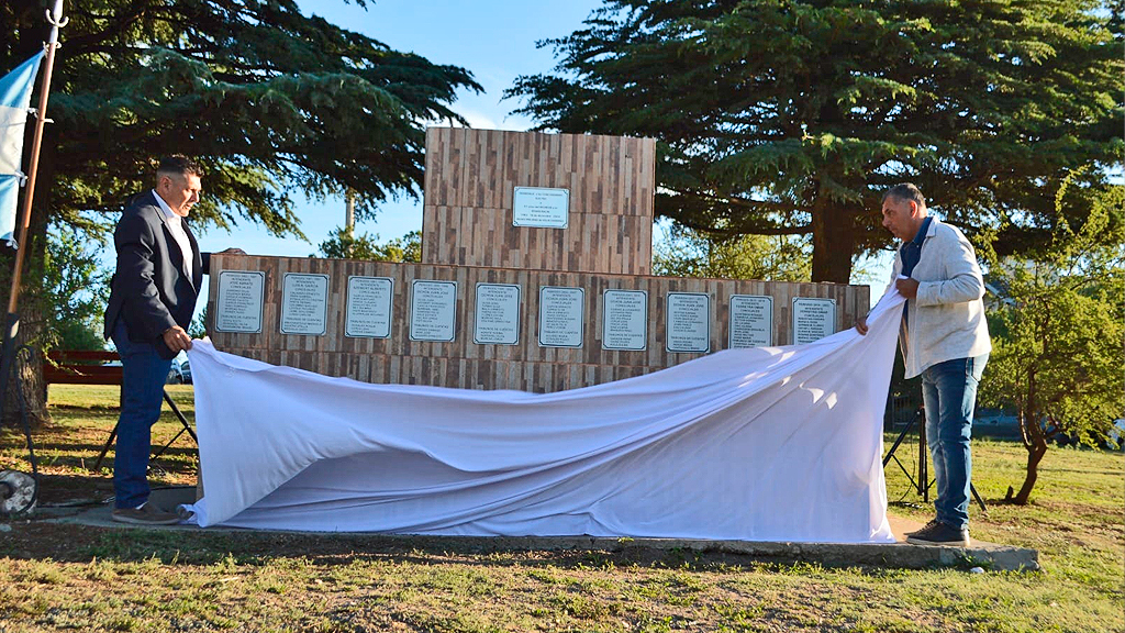 Acto Día de la Restauración de la Democracia en Villa Giardino