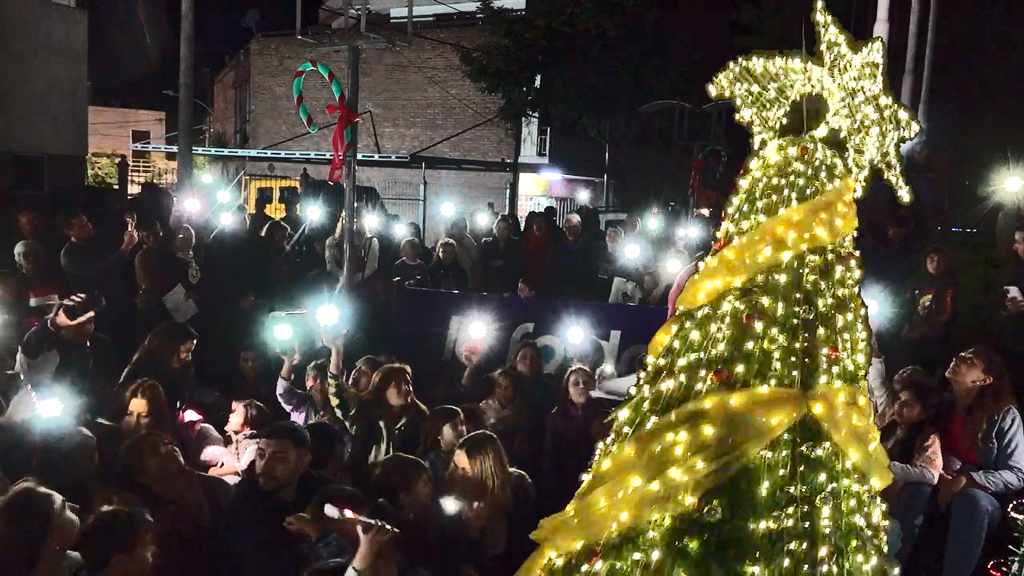 La Falda encendió el arbol navideño