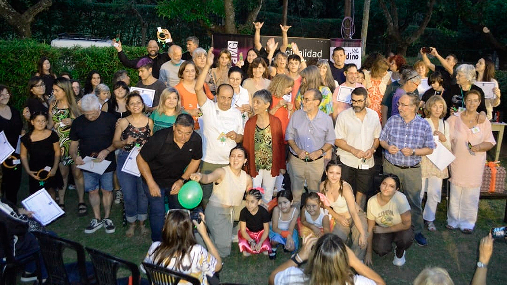 Entrega certificado de la Universidad Popular en Villa Giardino