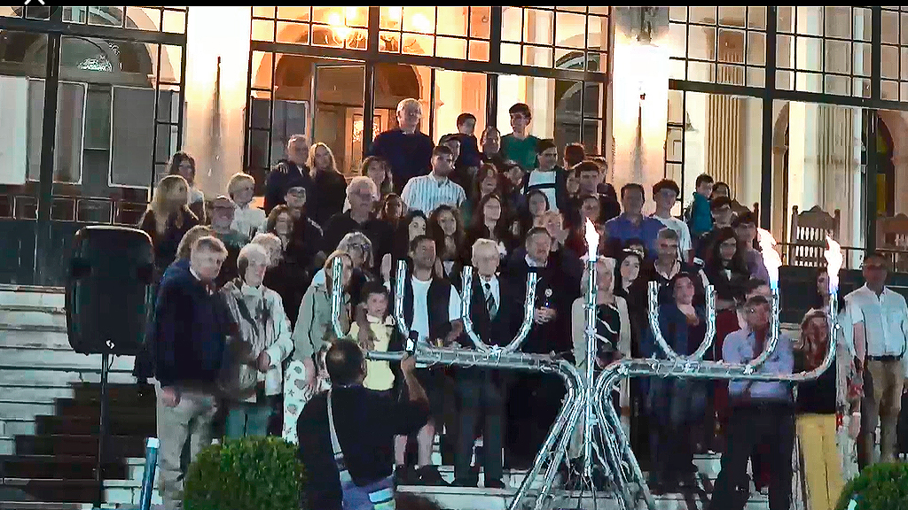 La ceremonia de Janucá se celebró en las escalinata del Hotel Edén