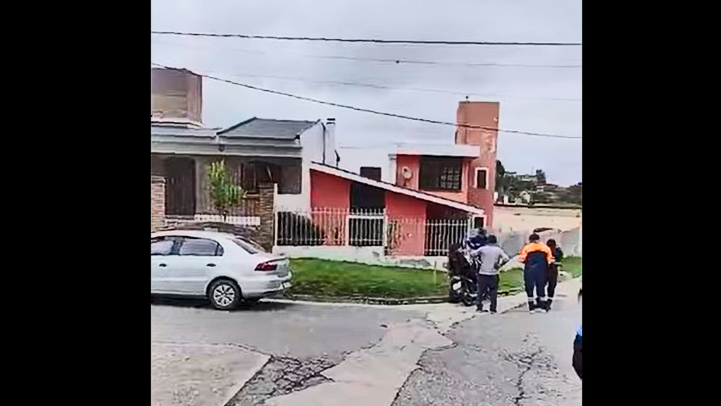 La Falda: colisionaron un auto y una moto en barrio Parque Jardín. 