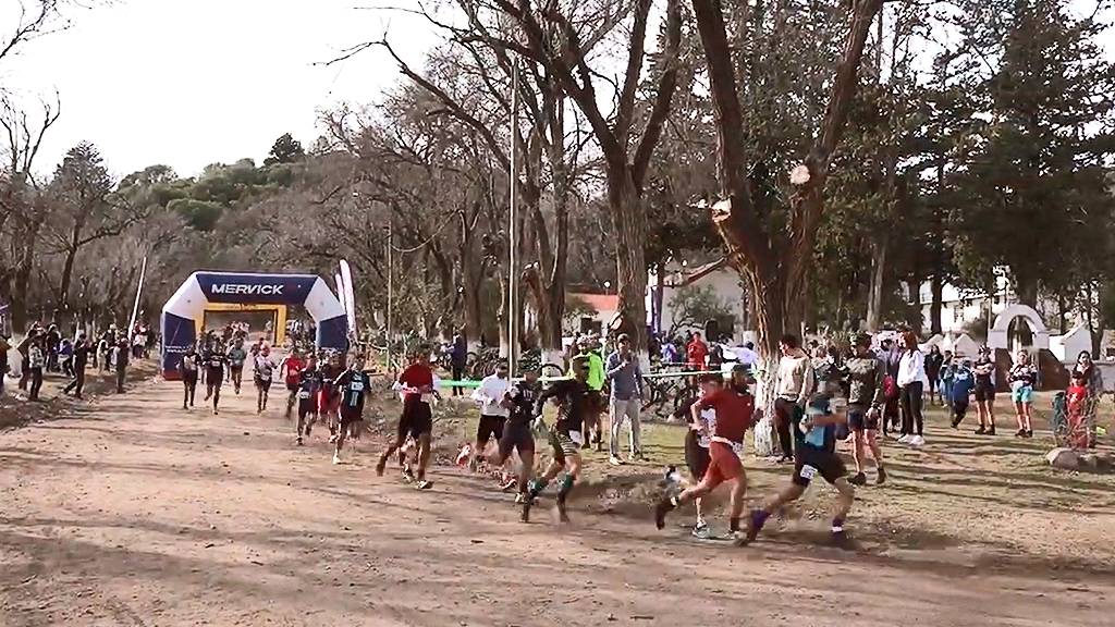 Largada de la 9na edición del Duatlón de Montaña de Villa Giardino 