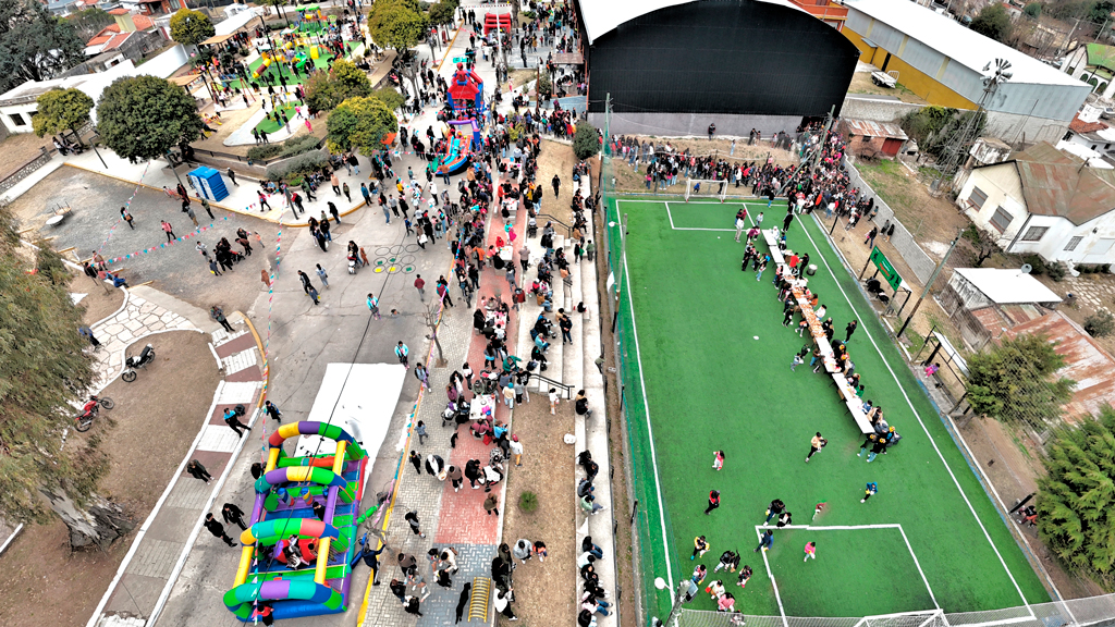 Festejo del día del niño en el polideportivo de Huerta Grande