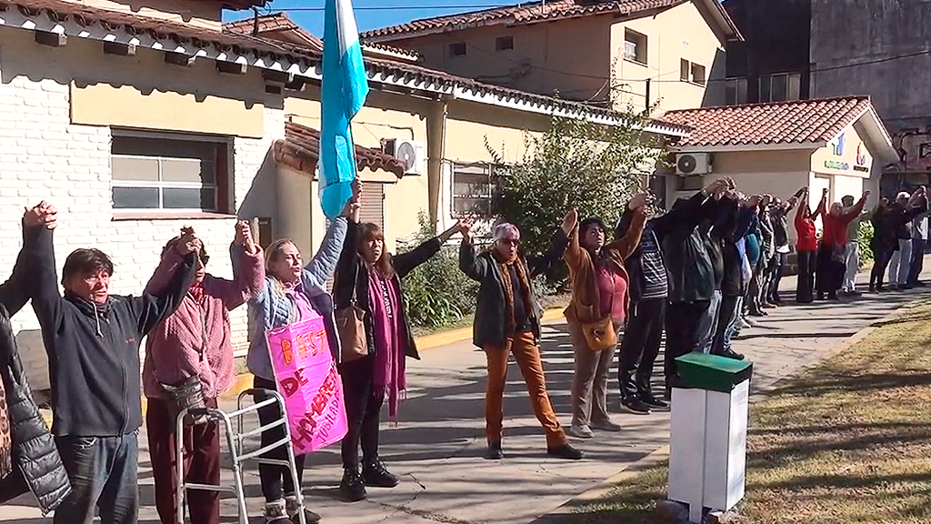 Abrazo solidario por ajustes en el hospital municipal faldense