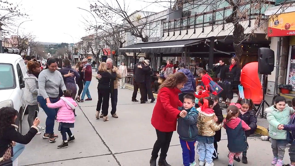 Experiencia Tango 2025: milonga callejera en Av. Edén al 300