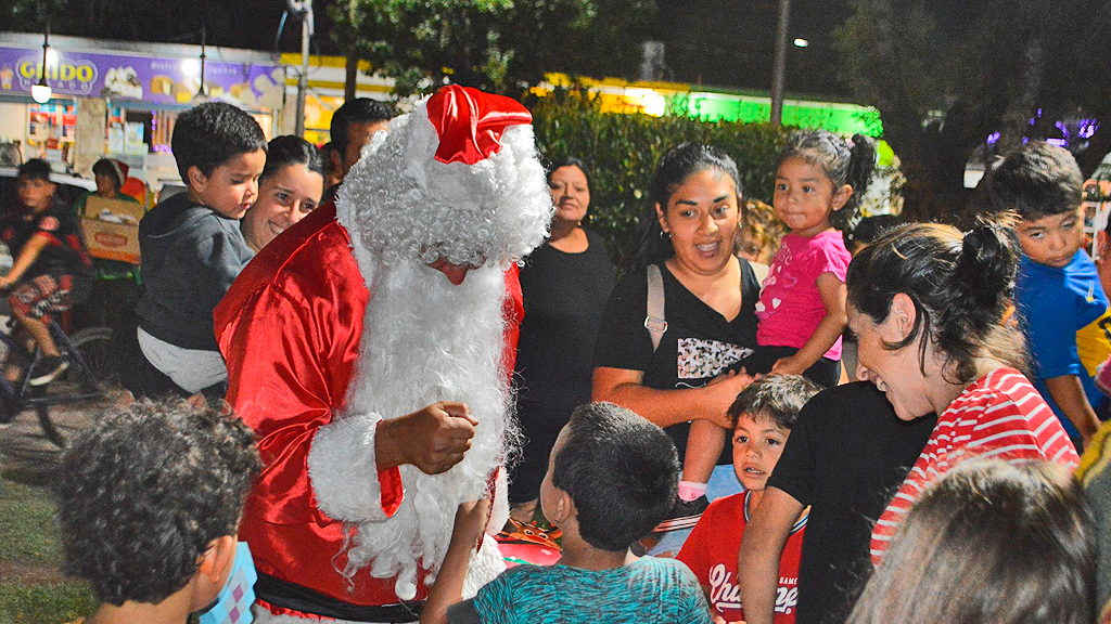 Papá Noel visitó los barrios de Villa Giardino