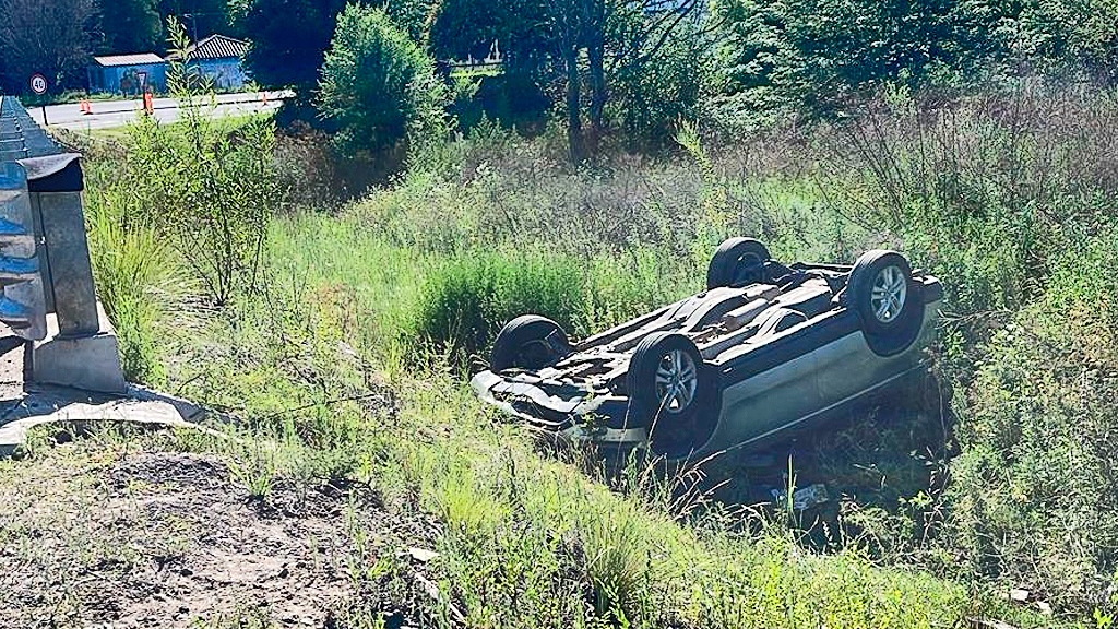 Autovía Punilla: Una familia volcó tras perder el control de su vehículo