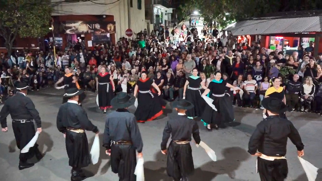 Viernes a puro folclore en el centro de Huerta Grande