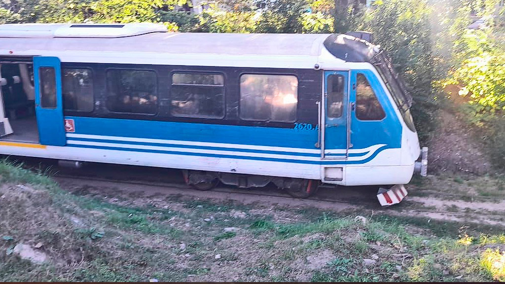 Peatón chocó con el tren y huyó