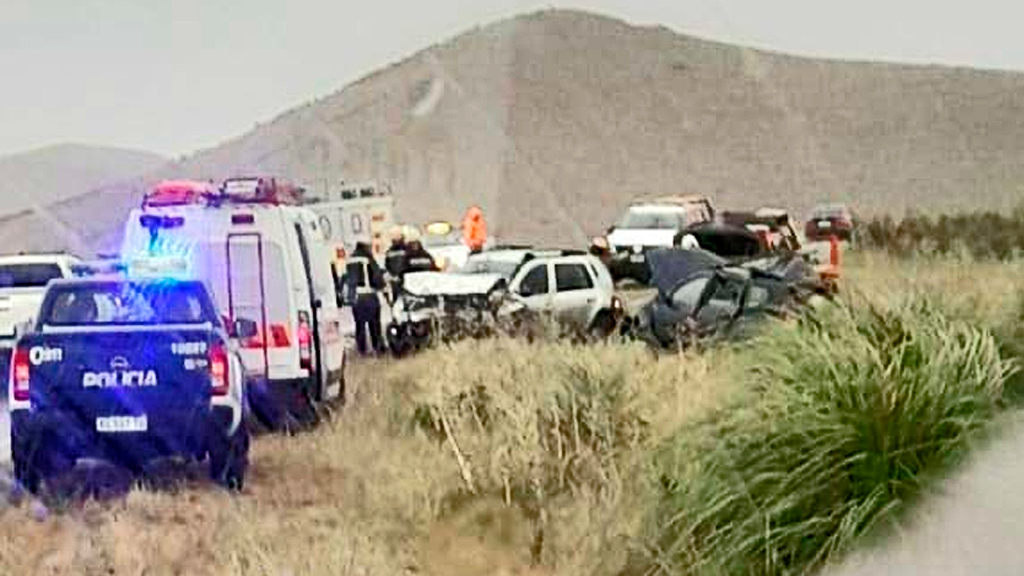 Camino al Cuadrado: accidente frontal entre dos vehículos