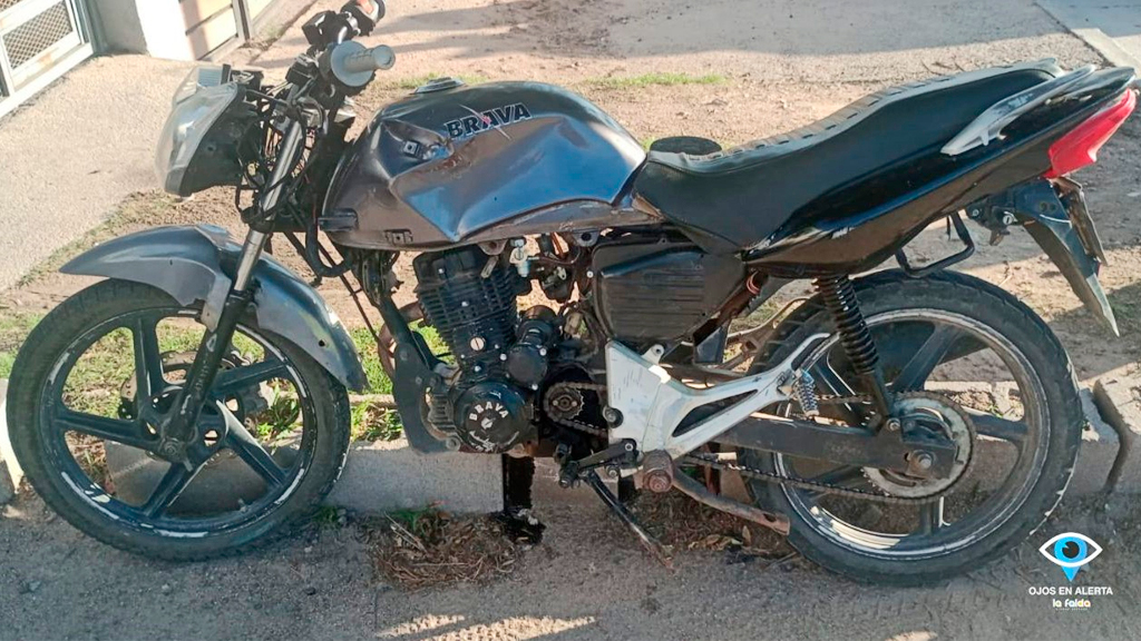 Dobló en U chocó una moto y se fugó: dos heridos