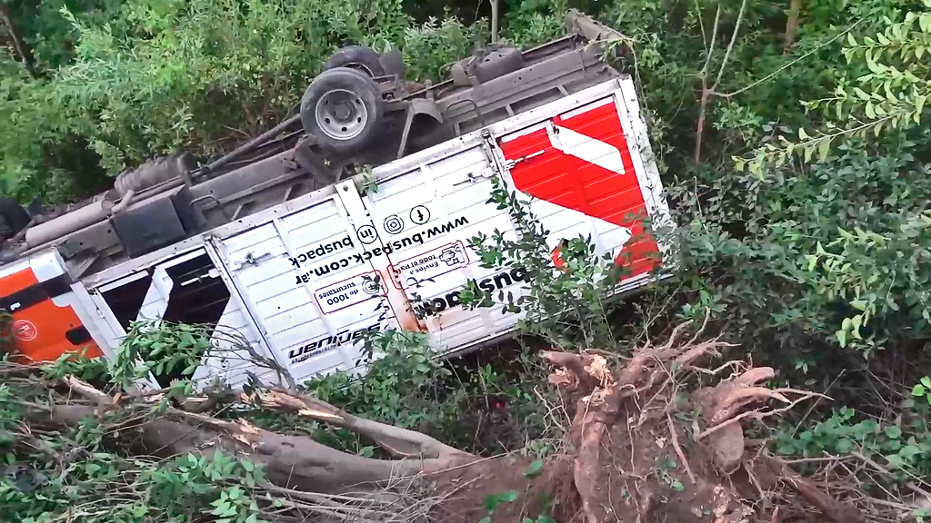 Accidente en Ruta 38: paso derecho una curva y cayó seis metros 