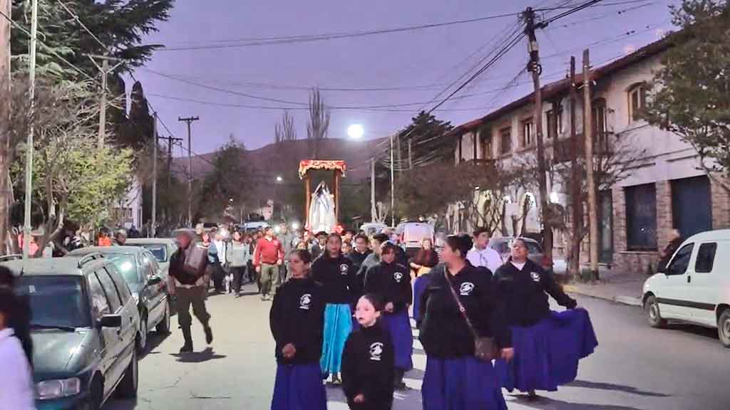 Emotiva procesión de antorchas hacia capilla de Lourdes