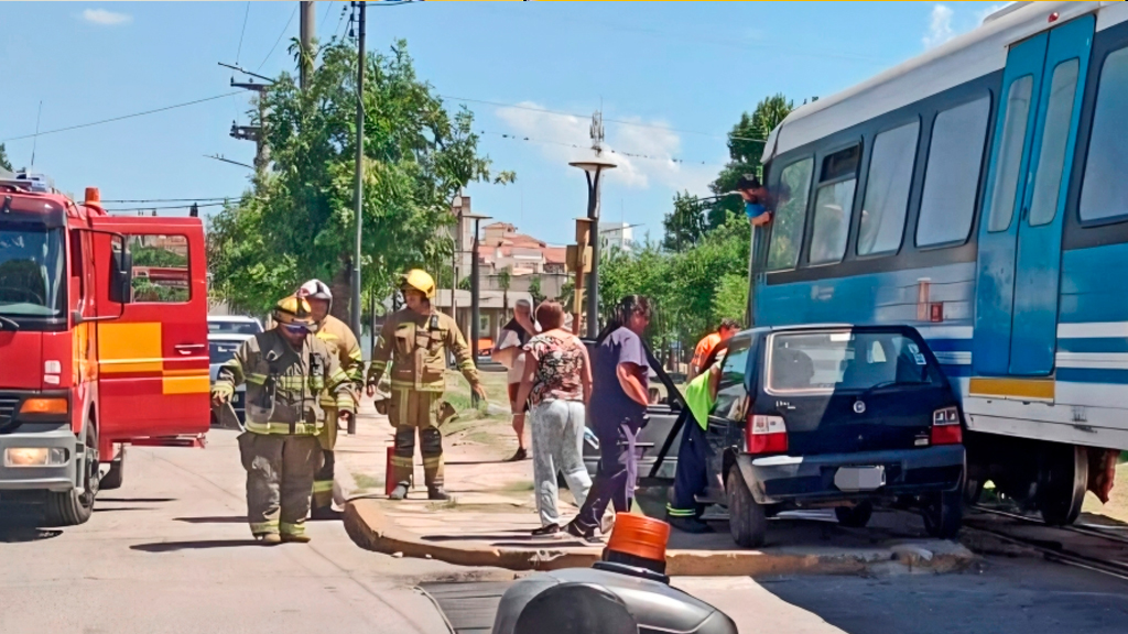 Conductora cruza las vías y choca contra el Tren en La Falda 