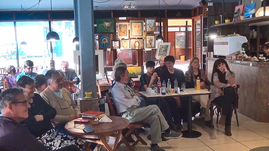 Cafe de los escritores de agosto: rondas, libros, arte y sorpresas