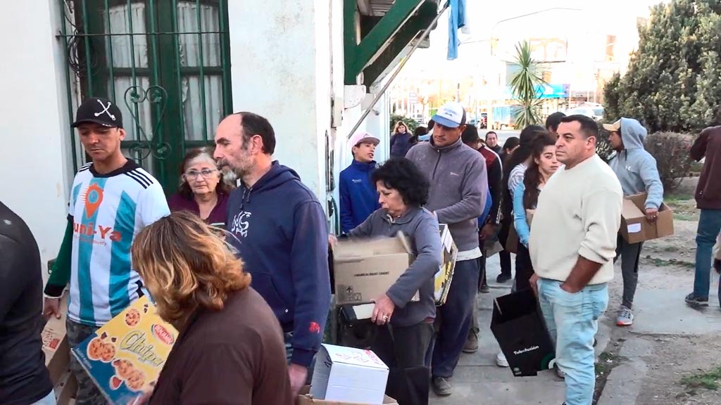 Entrega social de pollos de granja en la ciudad de La Falda