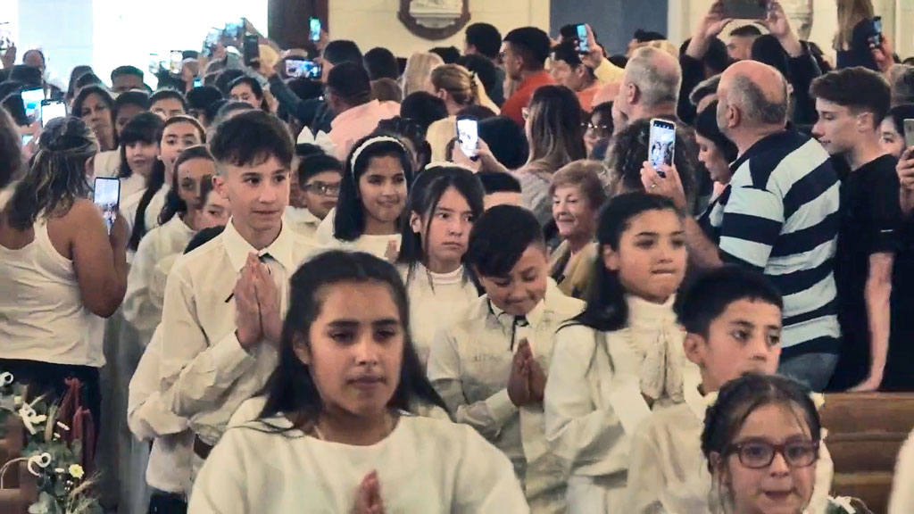 Más de cien niños recibieron su primera comunión en La Falda