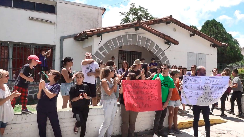 Manifestación por docentes despedidos en instituto privado
