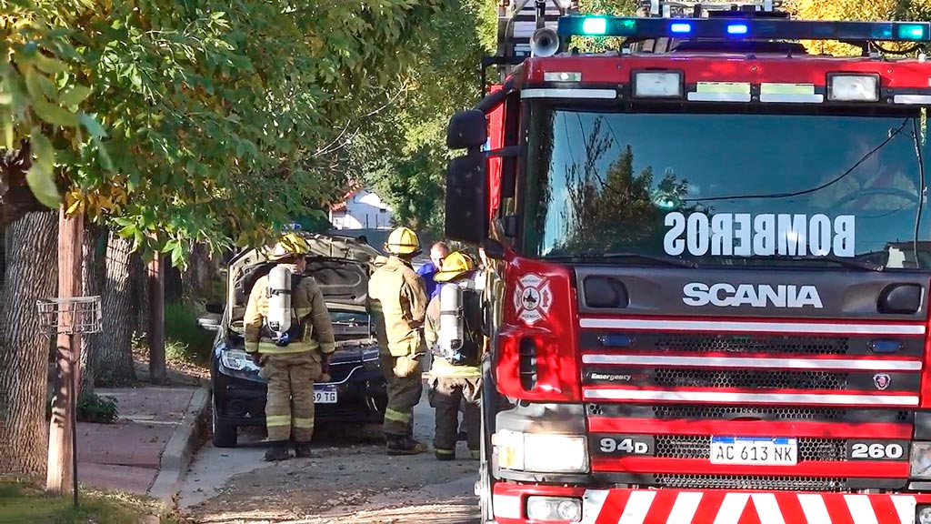 Actuación de bomberos voluntarios ante fuga de GNC en automóvil