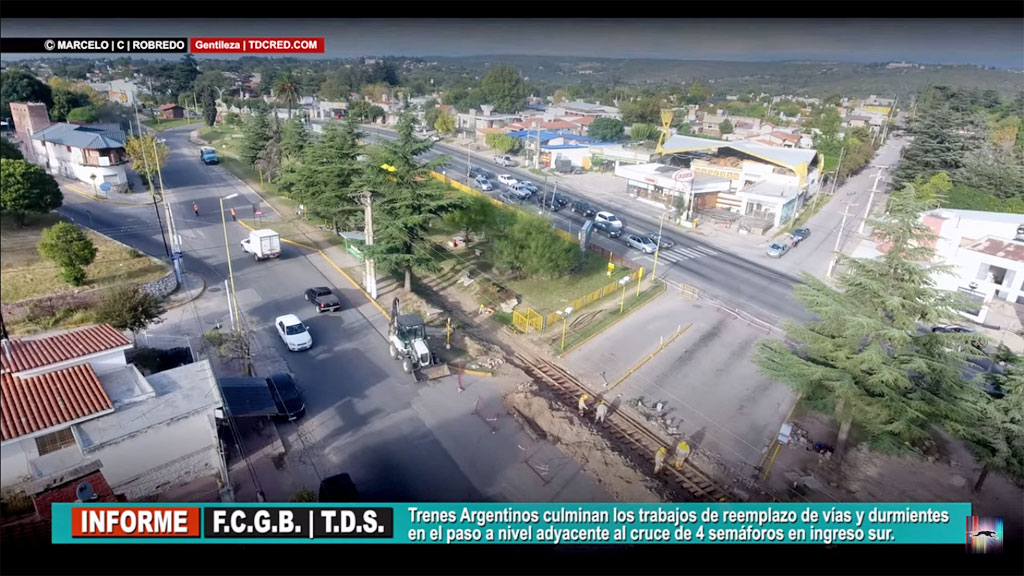 Operarios de Trenes Argentinos trabajan en paso a nivel de Huerta