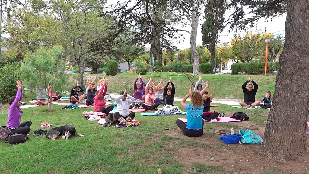 Yoga en la plaza: clase compartida de talleres faldenses