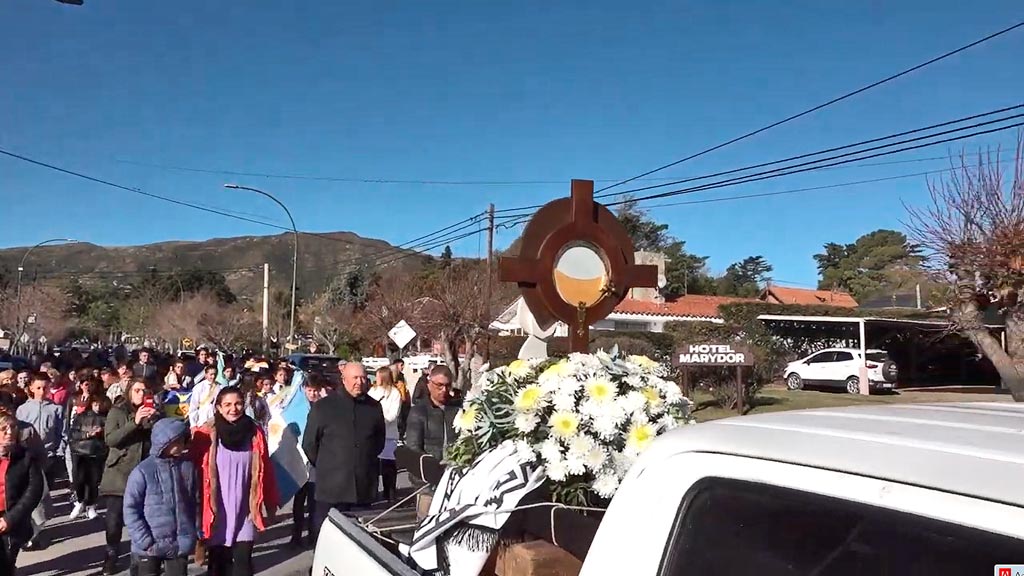 La Falda: procesión y misa patronal de Corpus Christi