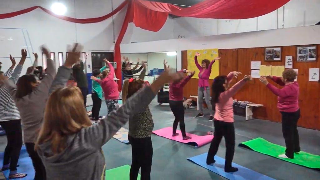 Encuentro de Yoga interbarrial en salón del Santa Rosa