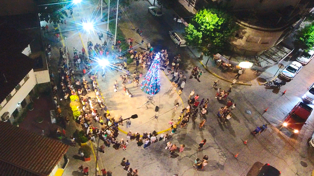 La Falda encendió el Árbol de Navidad en diagonal San Martín